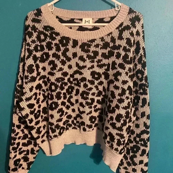 John & Jenn Leopard/ Cheetah Drop Shoulder Sweater Pullover - Picture 3 of 5